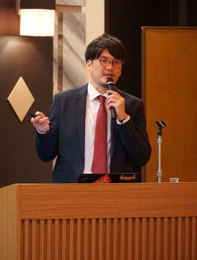 講演する代表取締役CEO 青木伸輔